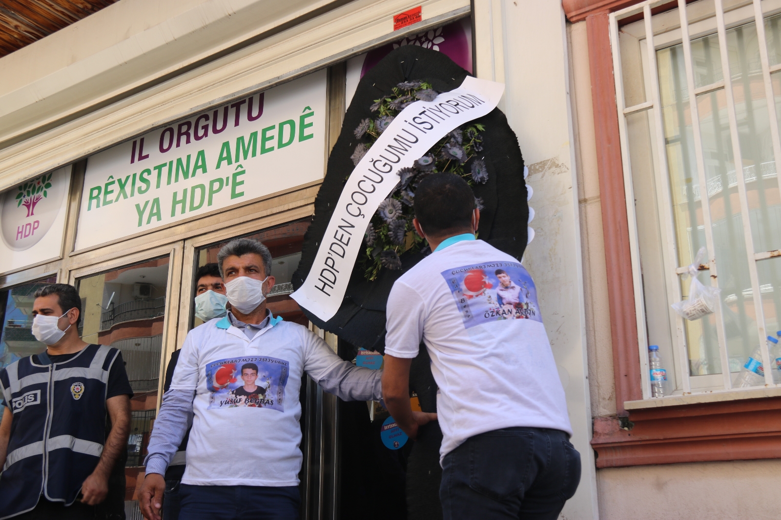 Evlat nöbetindeki baba, HDP’nin kapısına siyah çelenk bıraktı