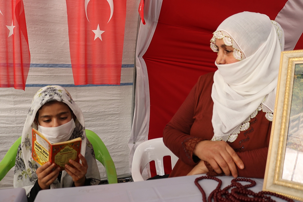 Evlat nöbetindeki Zümrüt Salim, HDP il binasında hafız oğlunun yolunu gözlüyor