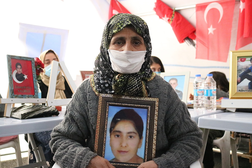 Evlat nöbetini sürdüren anne terör milislerinin en ağır ceza almasını istiyor