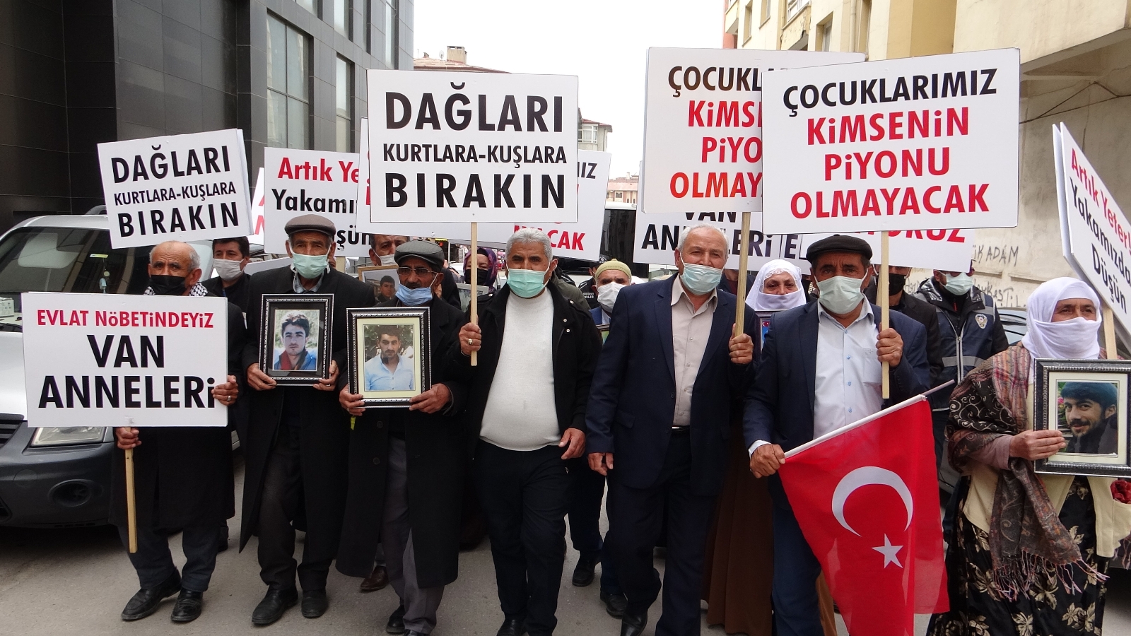 Evlatları dağa kaçırılan Vanlı annelere Diyarbakır annelerinden destek