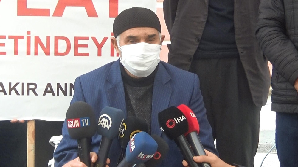 Evlatları PKK tarafından dağa kaçırılan iki aile daha HDP önüne gelerek eyleme katıldı