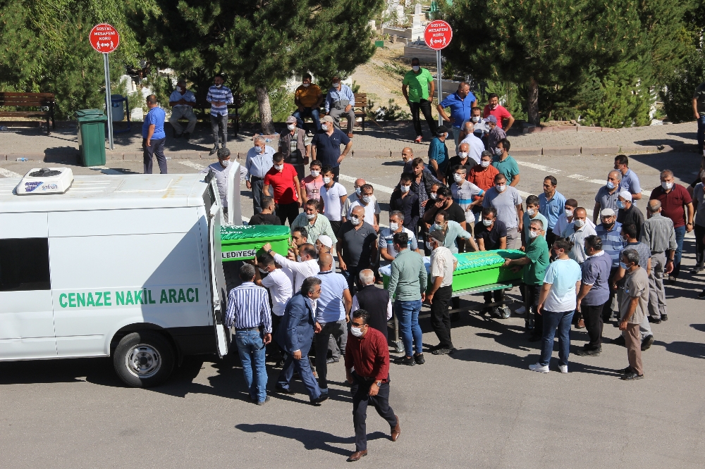 Evlerinde öldürülen 4 kişilik aile son yolculuğuna uğurlandı