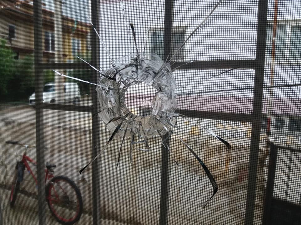 Evlerinin duvarındaki mermiyi görünce şok oldular