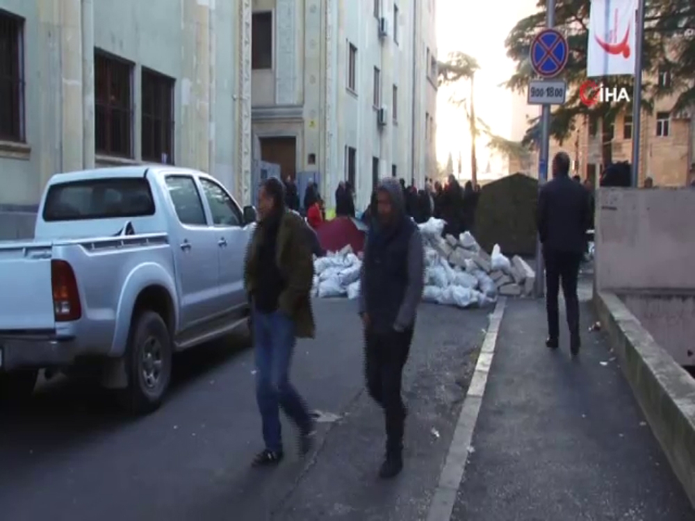 Eylemciler, Gürcistan Parlamentosu Önünde Nöbette