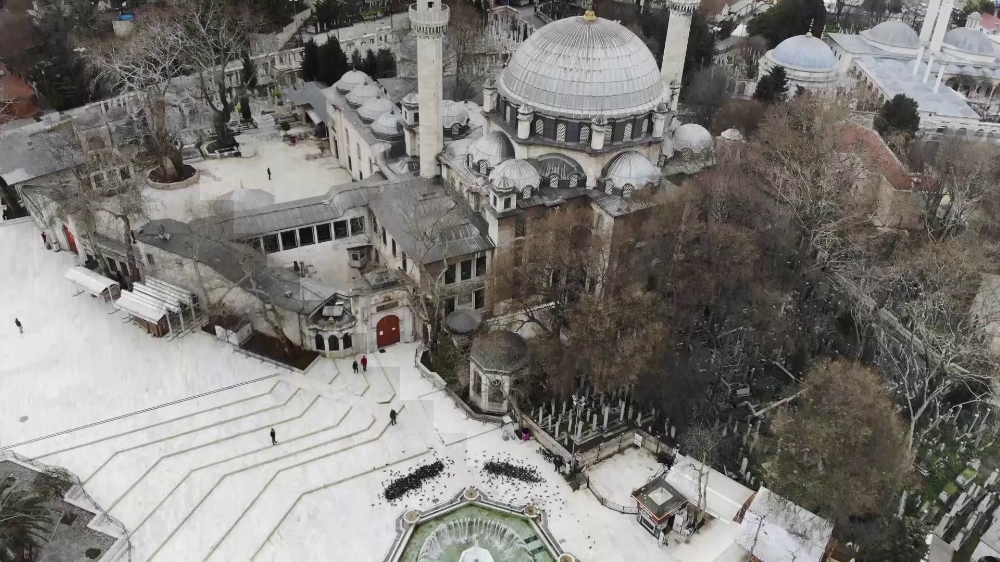 Eyüp Sultan Camii’nin avlusu kuşlara kaldı