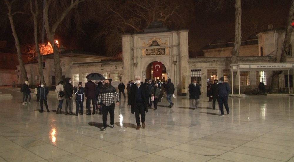 Eyüpsultan Camii, Miraç Kandili’nde kısıtlamaya rağmen boş kalmadı
