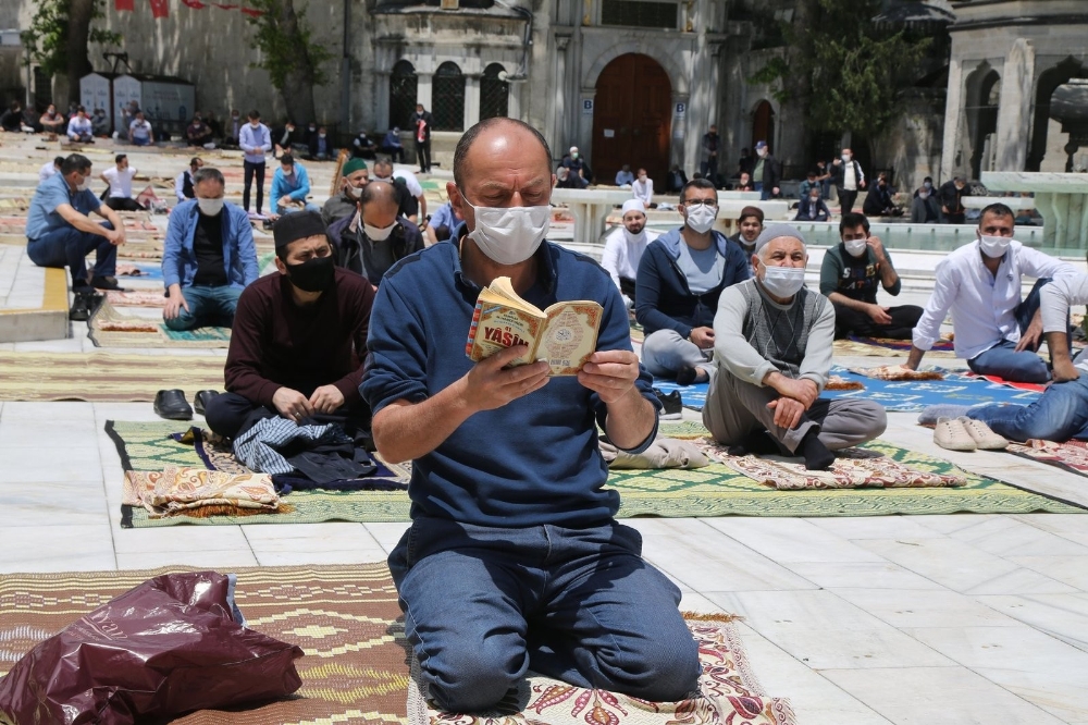 Eyüpsultan Camii’nde 74 gün sonra cuma namazı böyle kılındı