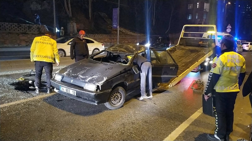 Eyüpsultan’da araç takla attı: 2 yaralı