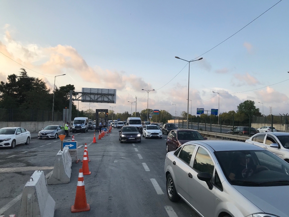 Eyüpsultan’da çöken üstgeçidin enkazı kaldırıldı, yolun iki şeridi trafiğe açıldı