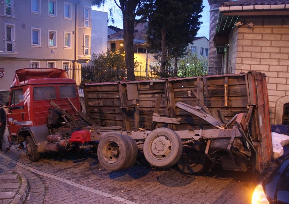 Eyüpsultanda İplik Yüklü Kamyonetin Kasası Devrildi