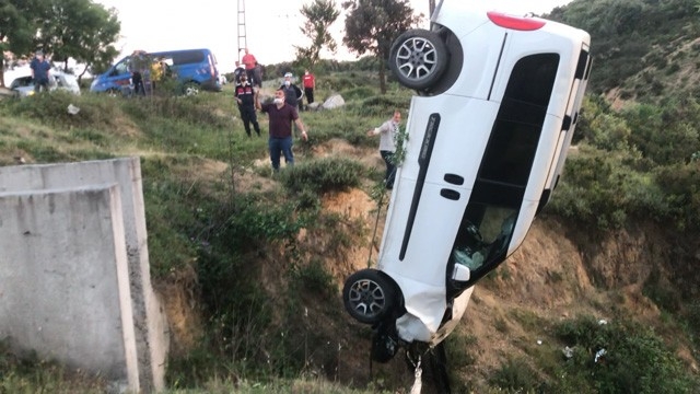 Eyüpsultan’da kontrolden çıkan araç 5 metrelik gölet menfezine düştü: 1 yaralı