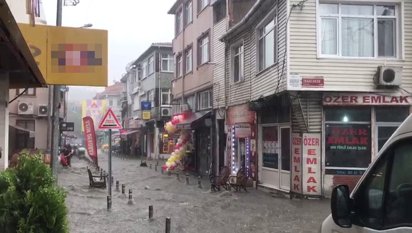 Eyüpsultan’da şiddetli yağış, sokaklar dereye döndü