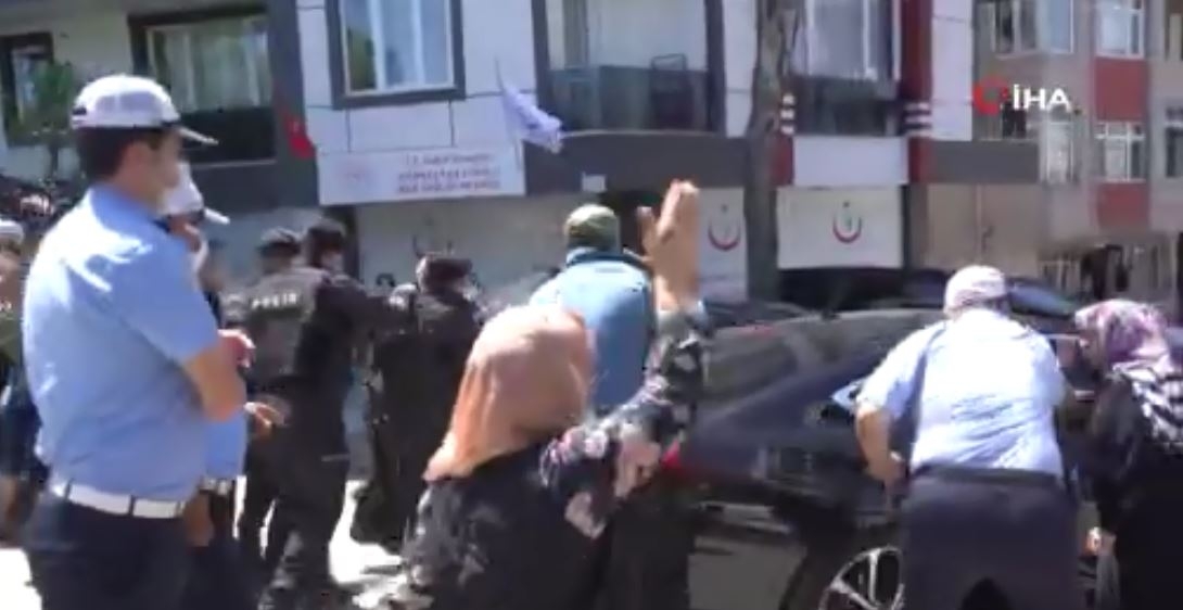 Eyüpsultan’da temel atma törenine katılan Başkan İmamoğlu protesto edildi