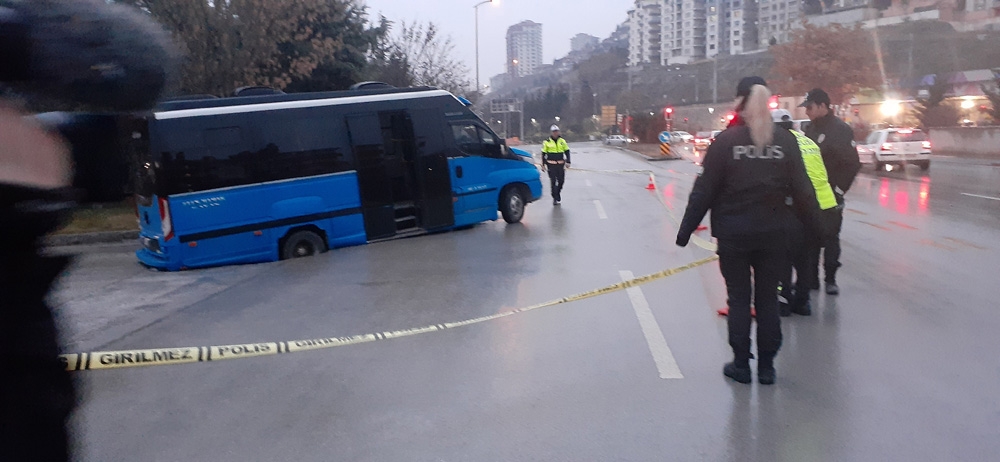 Faciaya Ramak Kaldı, İçi Dolu Dolmuş Çöken Yolun İçine Düştü