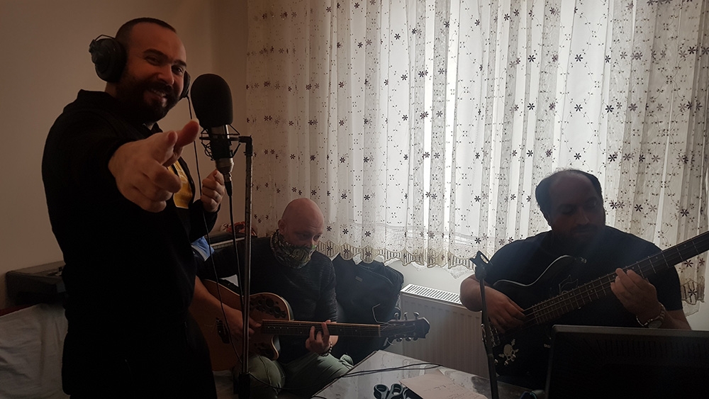 Fahrettin Koca’nın sözlerini derleyerek ’korona’ bestesi yaptılar