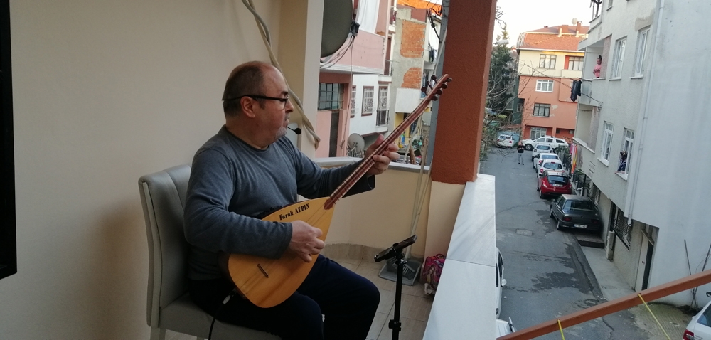 Faruk dededen balkonda bağlamalı müzik ziyafeti