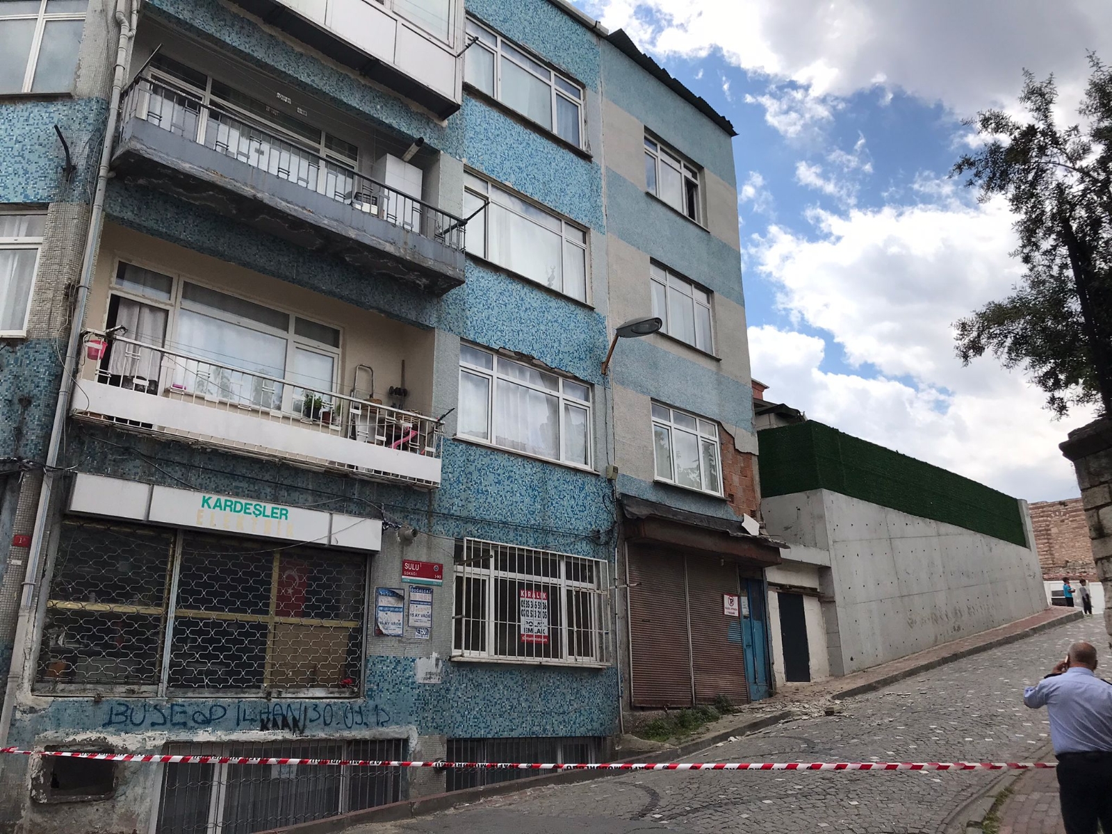 Fatih Ayvansaray Mahallesi Sulu Sokak’ta 3 katlı bir bina çökme tehlikesi nedeniyle boşaltıldı