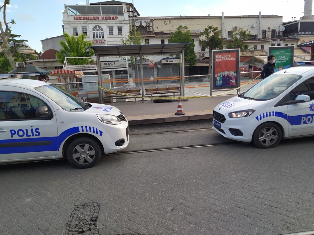 Fatih Beyazıt tramvay durağında erkek cesedi bulundu