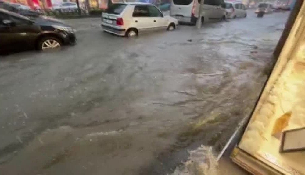Fatih Fevzipaşa Caddesi’ni su bastı