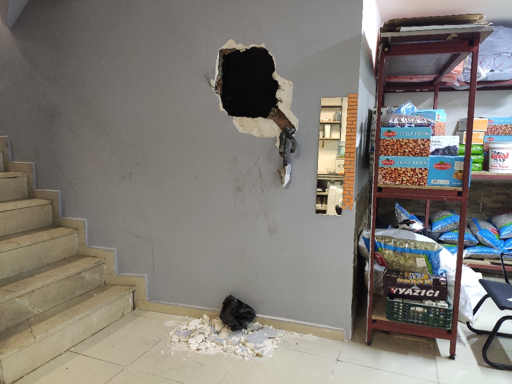 Fatih’te 1 milyon TL çaldıkları kasada 5 TL bırakıp kayıplara karıştılar