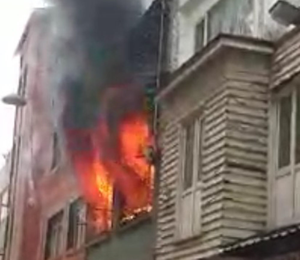 Fatih’te apartman dairesinde yangın: Mahsur kalanlar son anda kurtarıldı