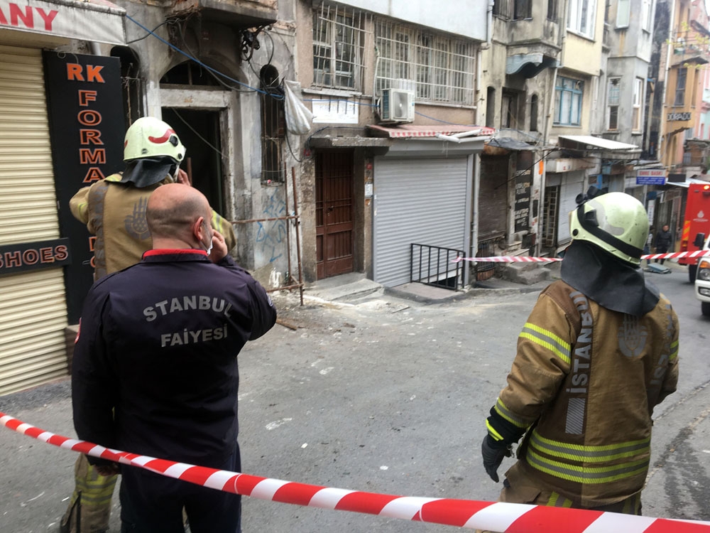 Fatih’te bir binada çökme meydana geldi