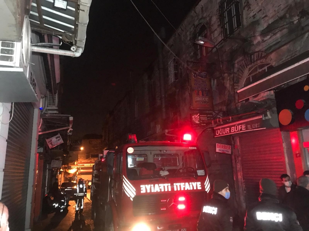 Fatih’te bir handa çıkan yangında han bekçisi hayatını kaybetti