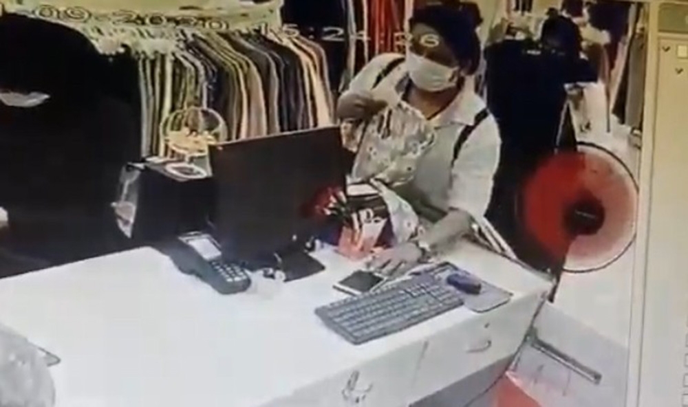 Fatih’te cep telefonu hırsızı kadın kamerada