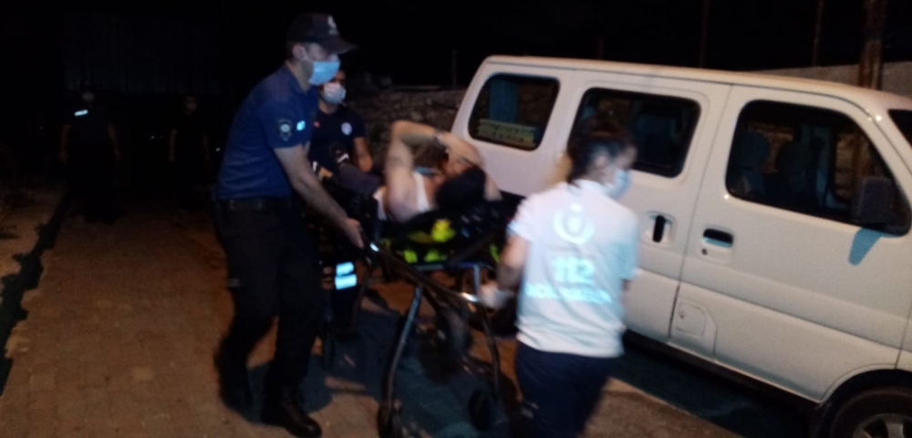 Fatih’te çıkmaz sokakta iki erkek şahıs silahla vurulmuş halde bulundu