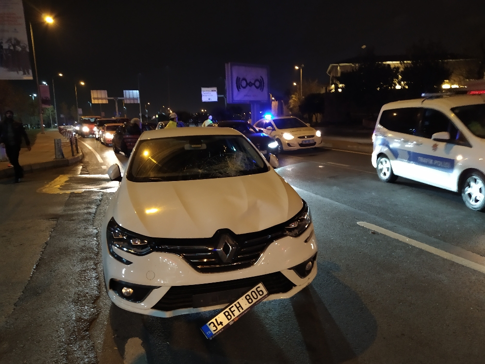 Fatihte Çinli Çifte Otomobil Çarptı