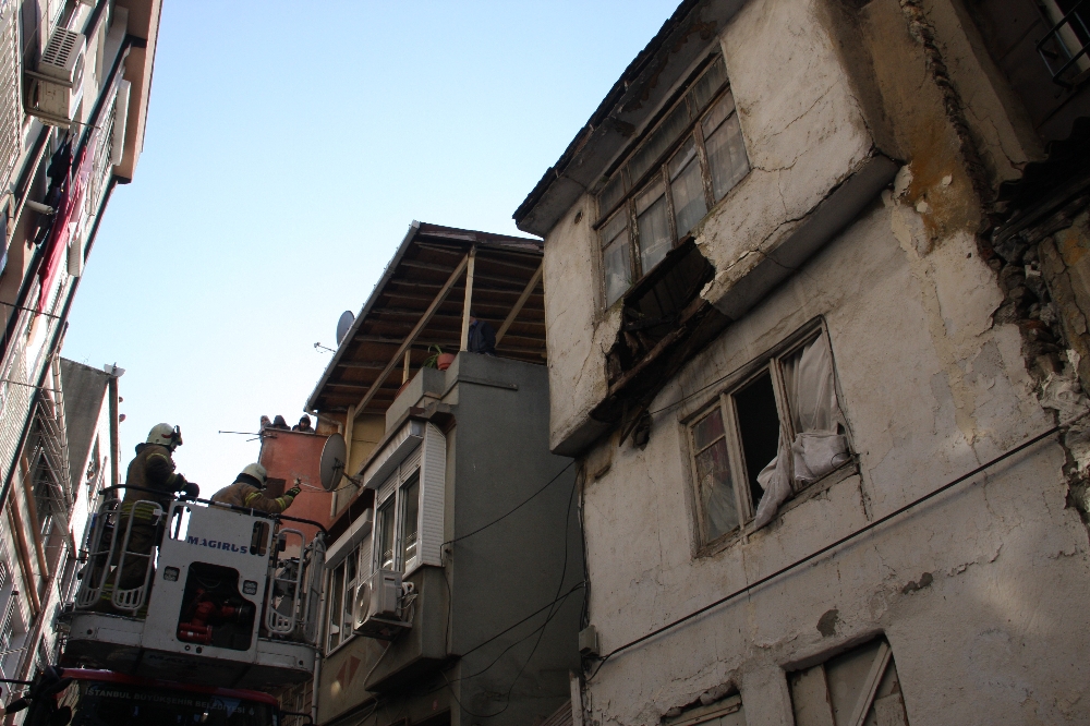 Fatih’te evin tavanı çöktü, 1 kişi kurtarıldı