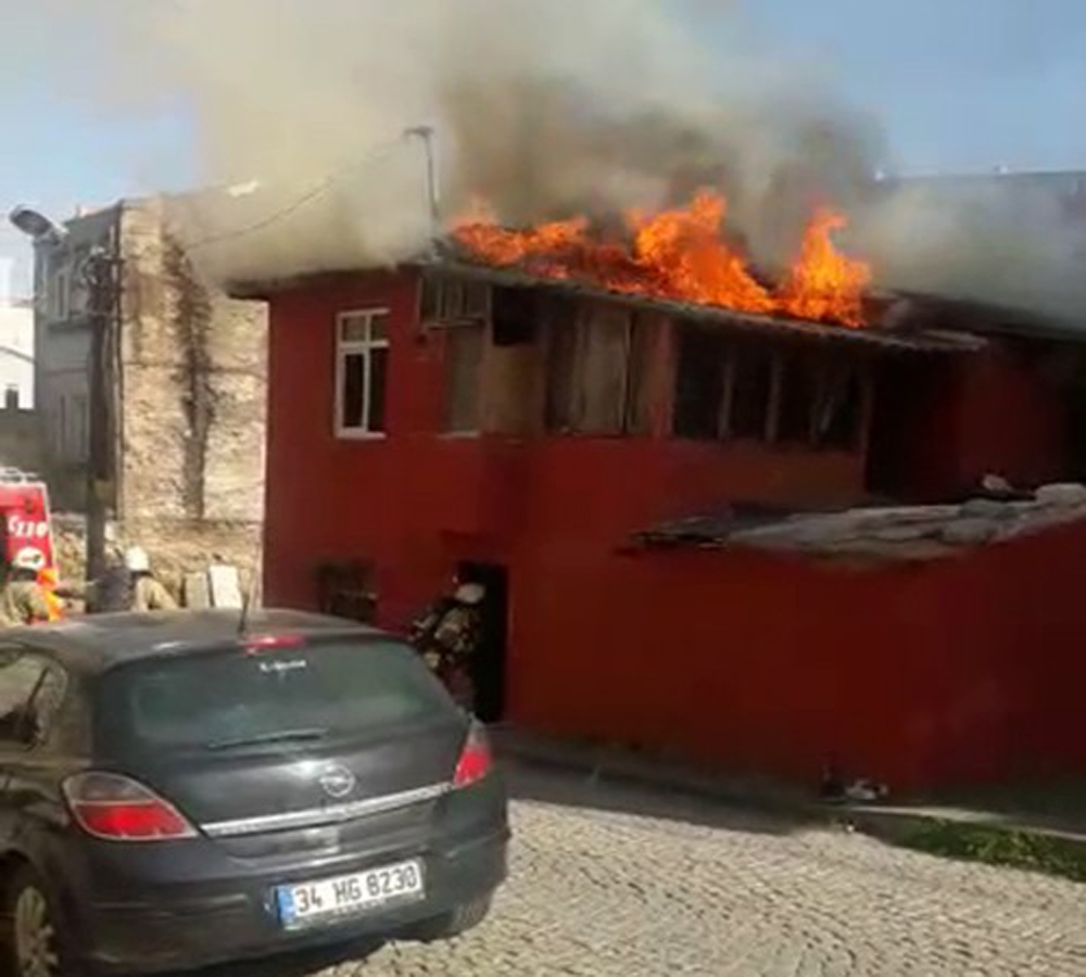 Fatih’te gecekondu alev alev yandı
