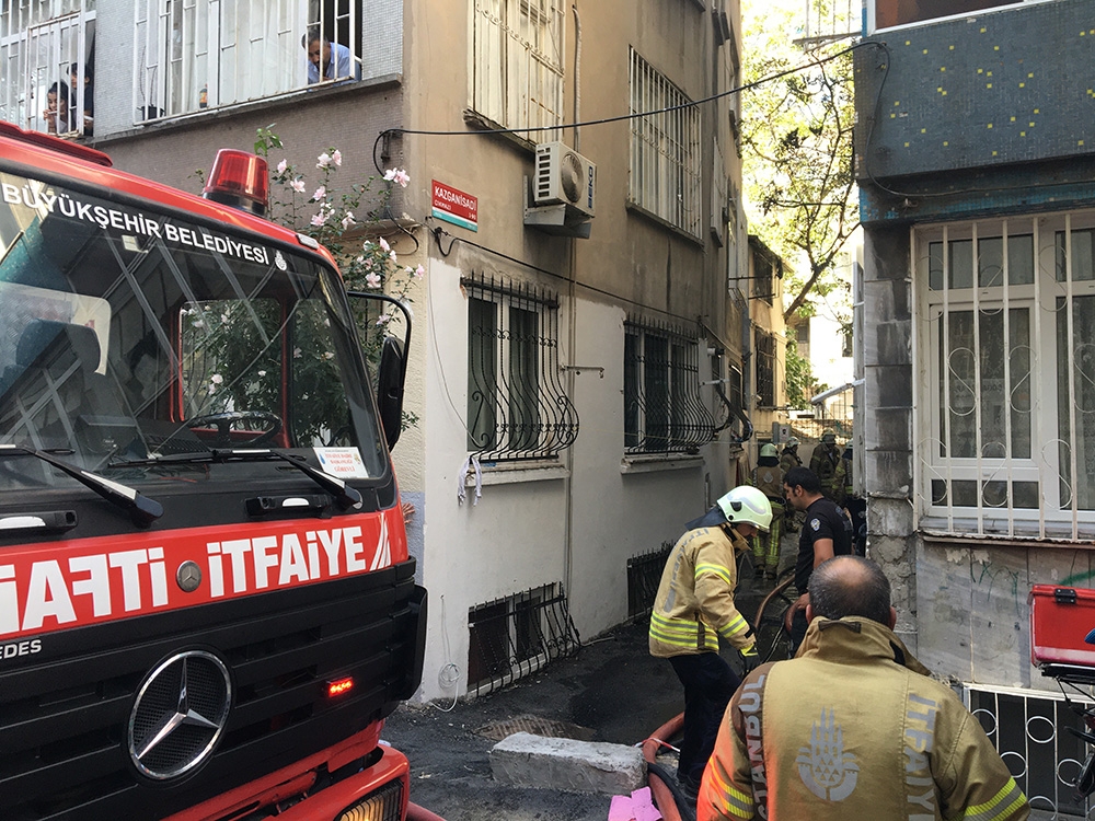 Fatih’te iki katlı bina çıkan yangında küle döndü
