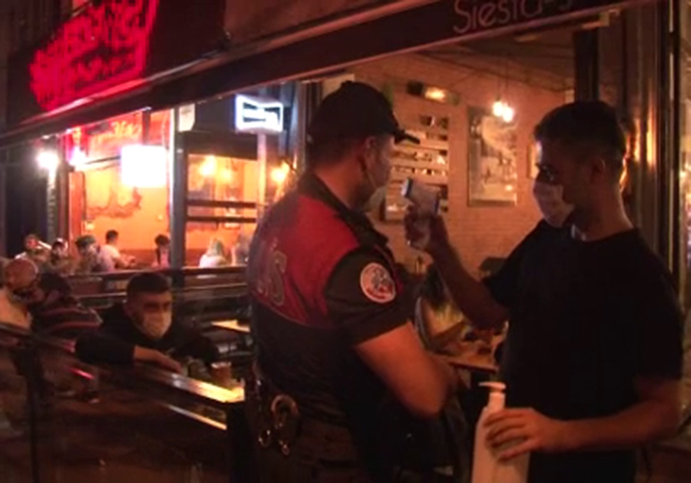Fatih’te kafe ve restoranlarda korona virüs denetimi