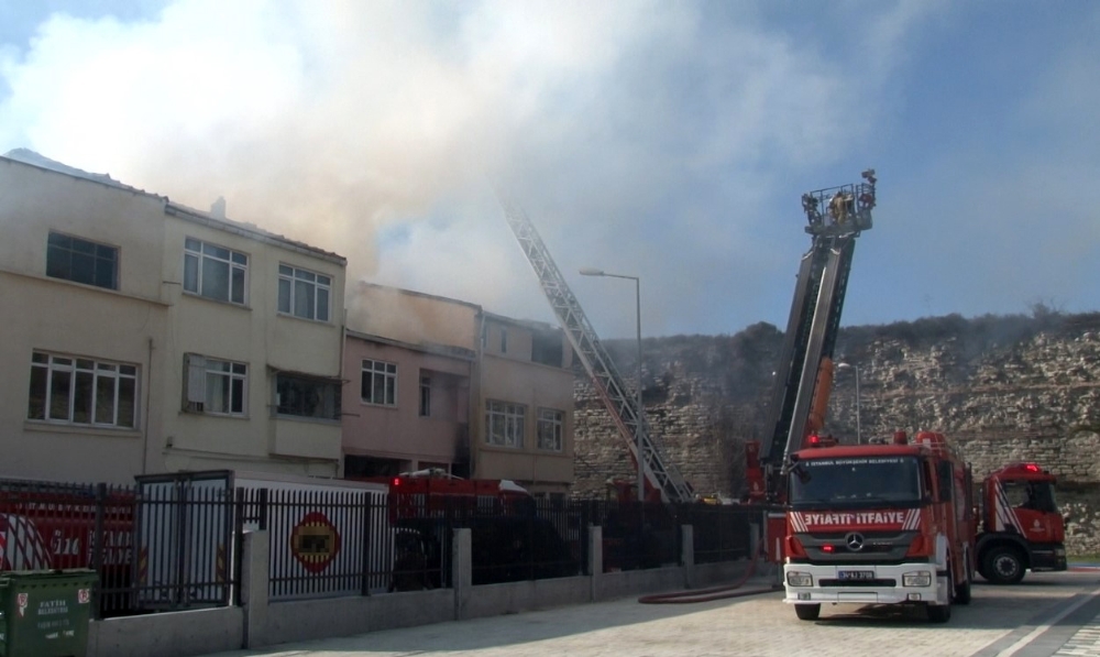 Fatih’te madde bağımlısı genç evi yaktı