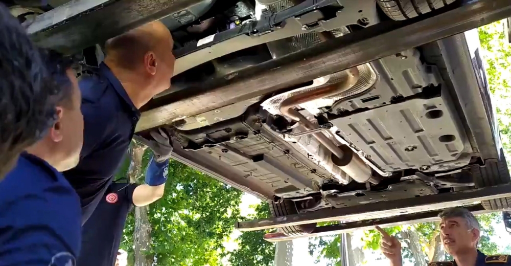 Fatih’te otomobile giren yılan itfaiyeyi alarma geçirdi
