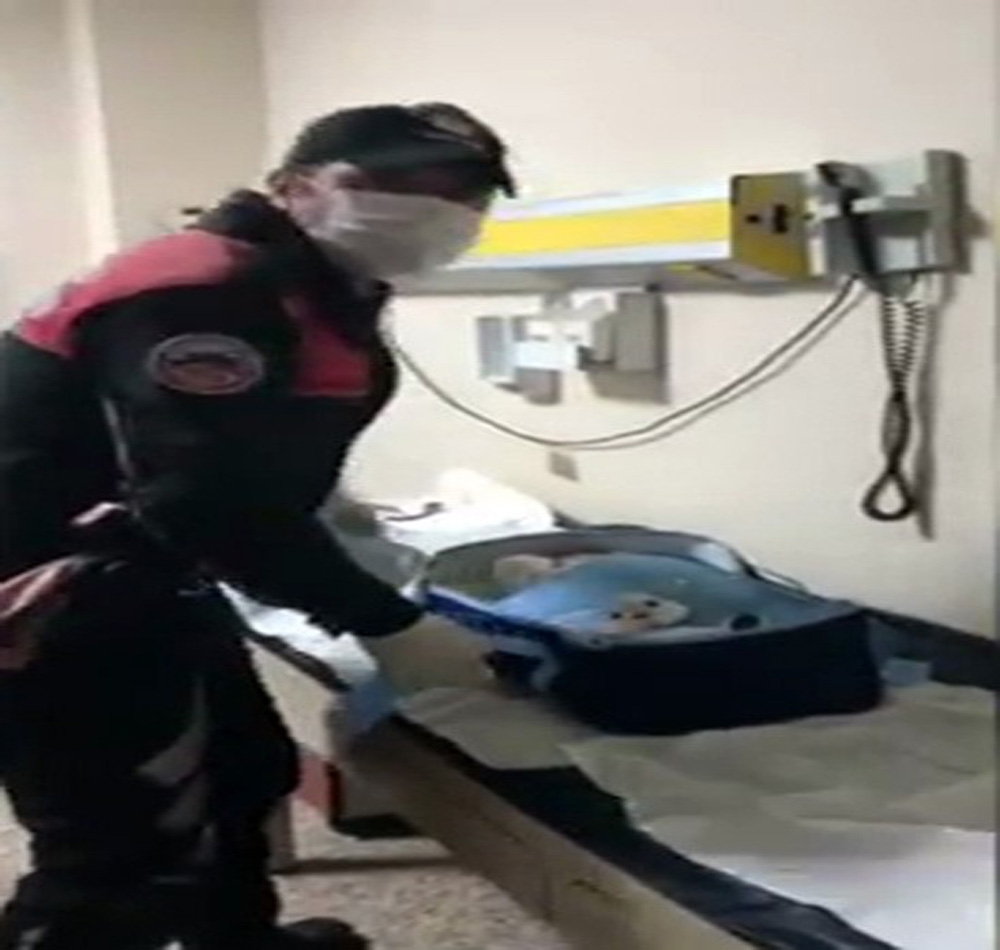 Fatih’te surların dibinde terk edilmiş bebek bulundu