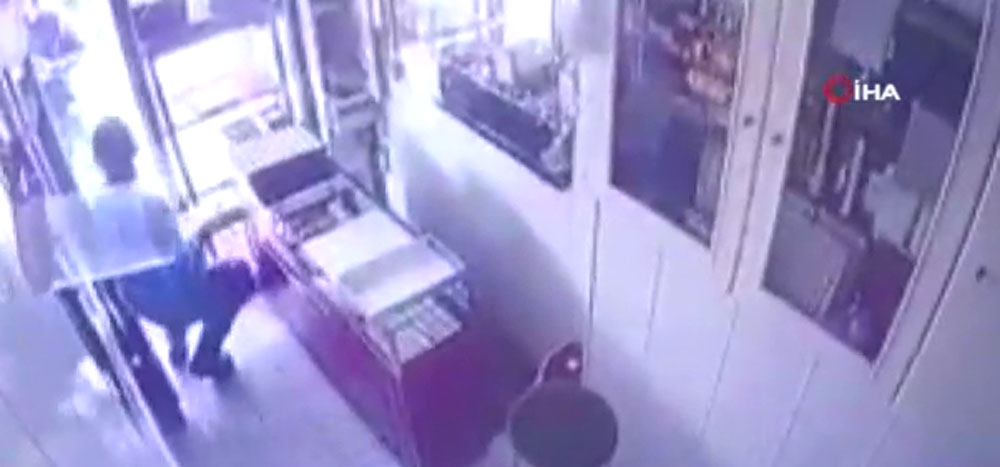 Fatih’te susturucu tabanca ile milyonluk soygun kamerada