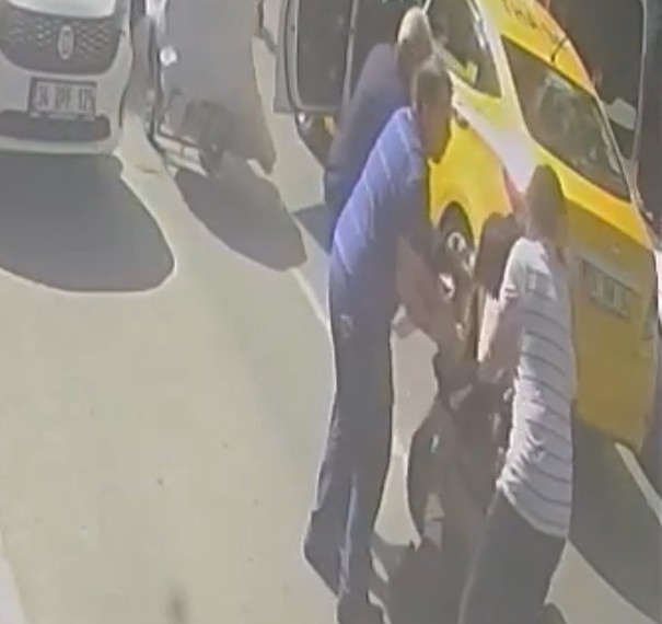Fatih’te taksici ve yolcunun kısa mesafe kavgası kamerada