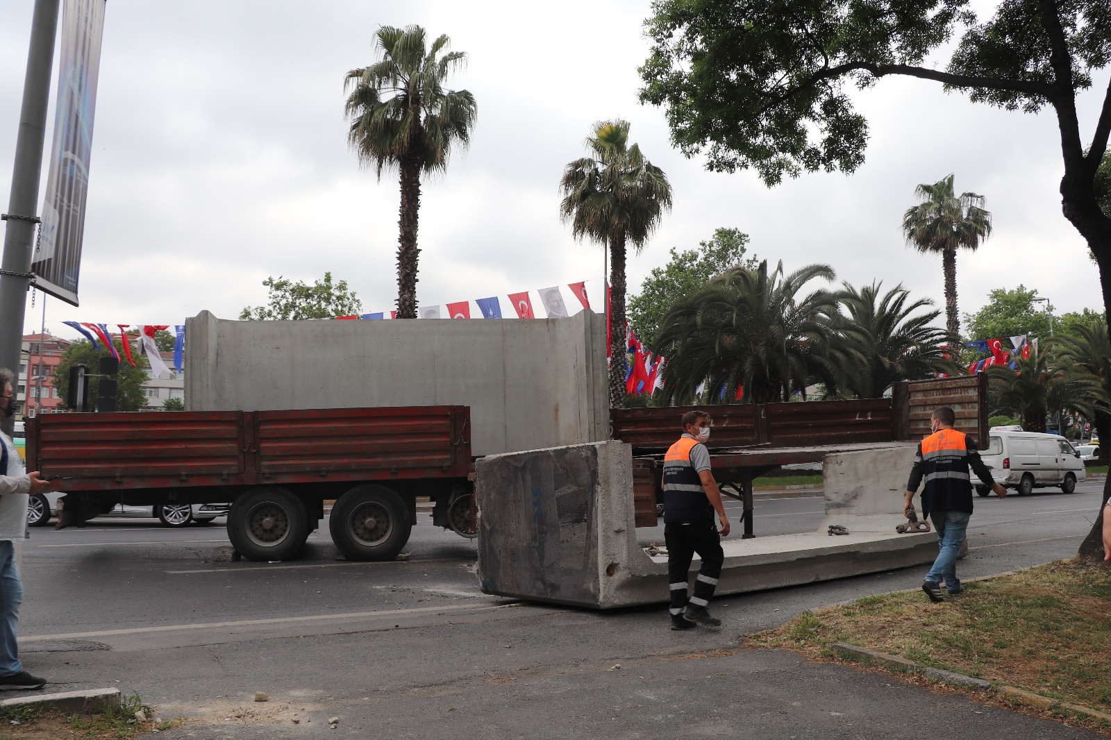 Fatih’te tırın üzerindeki 13 tonluk beton blok yola devrildi