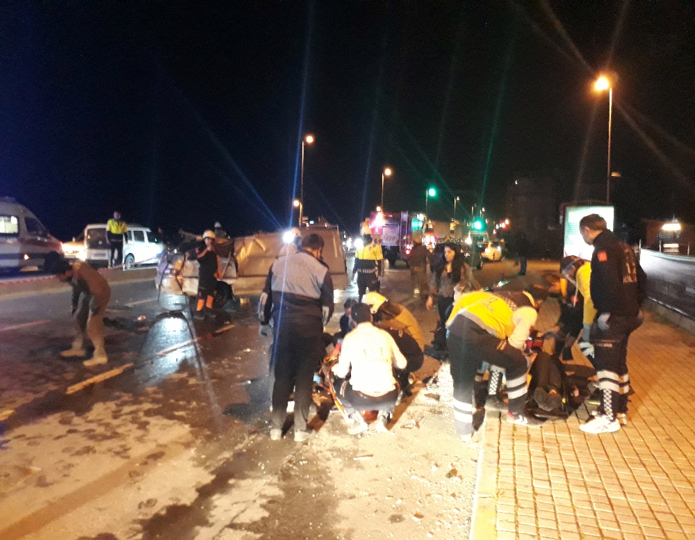 Fatih’te virajı alamayan minibüs otomobile çarptı: 1 ölü, 3 yaralı