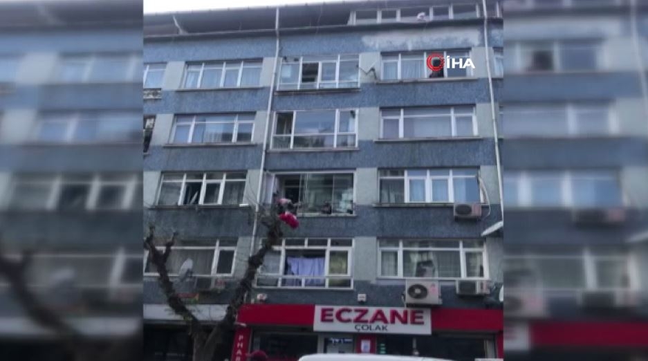 Fatih’te yabancı uyruklu kişi eline ne geçtiyse camdan attı