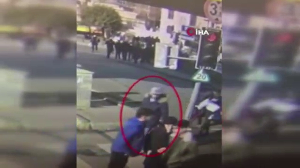 Fatih’te yankesicilik yapan zanlı kameralara yakalandı