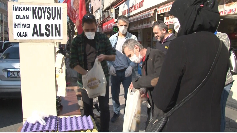 Fatih’te yola tezgah açan iki arkadaştan anlamlı uygulama
