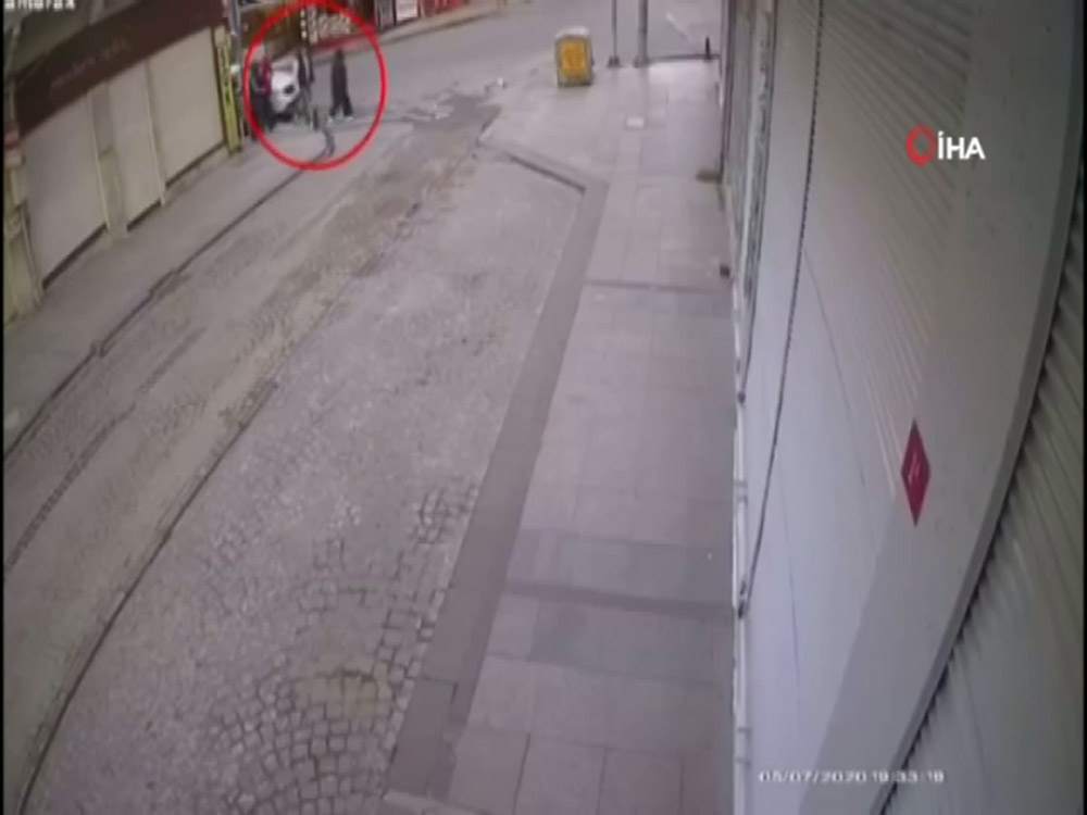 Fatih’te yolda sıkıştırılan Nijeryalı işadamının cüzdanı böyle çalındı