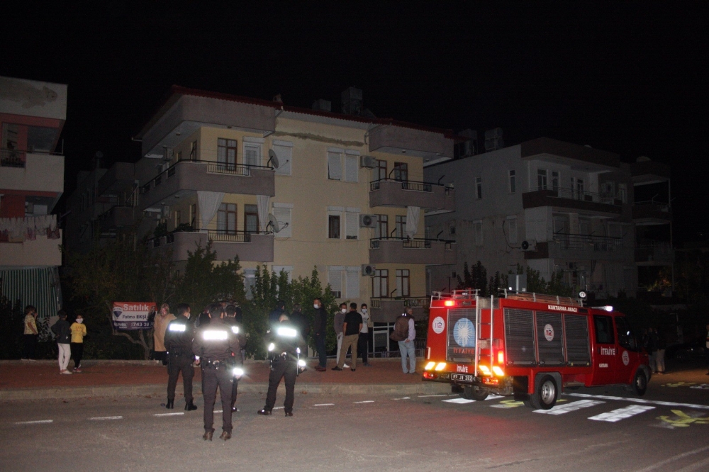 Fayansları birdenbire gürültüyle çöken binada oturanlar sokağa döküldü