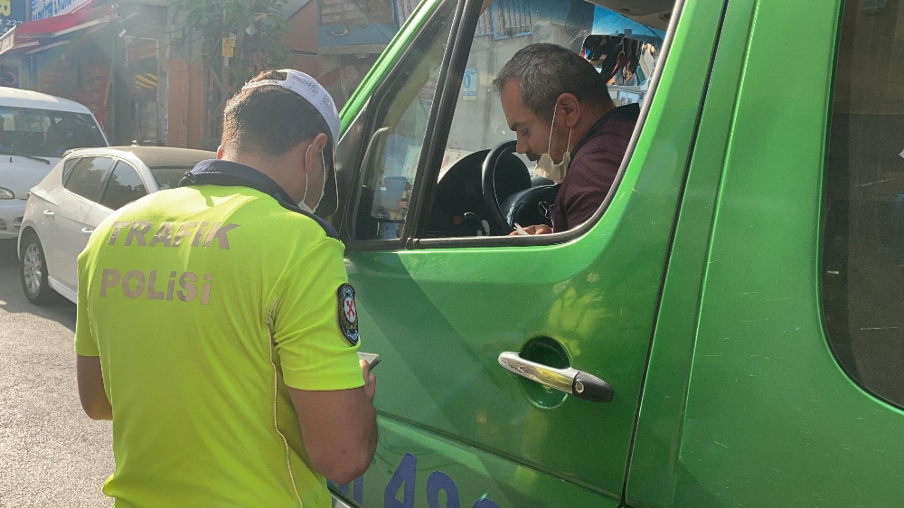 Fazla ve ayakta yolcuyla ara sokaktan kaçan minibüs sürücülerine ceza