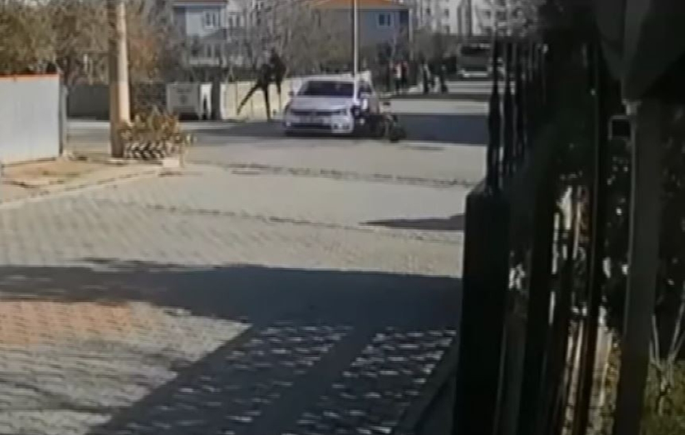 Feci anlar kamerada: Motosikletiyle çarptığı otomobilin üzerinden uçtu