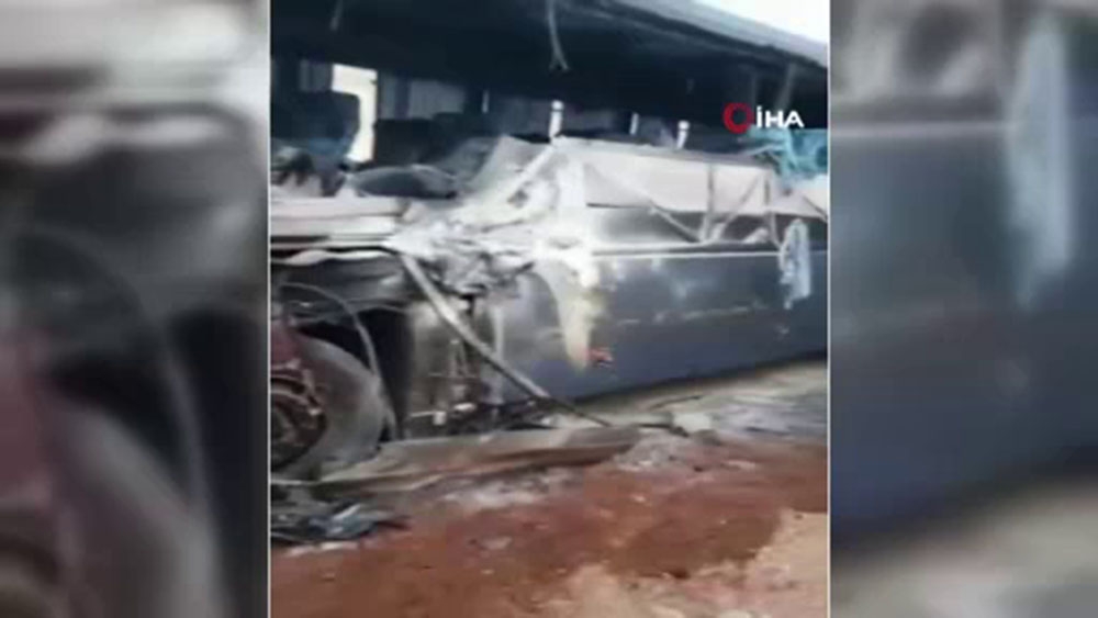 Feci kaza ! ... Yolcu otobüsü ile kamyon çarpıştı: 3 ölü, 6 yaralı