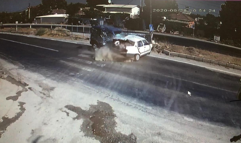 Feci kaza anı güvenlik kamerasına yansıdı
